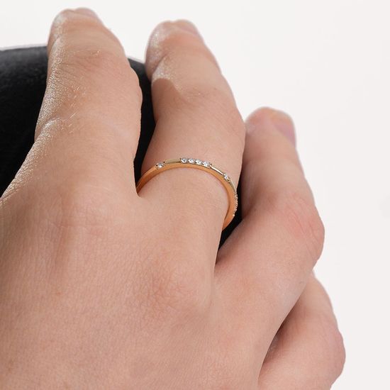 Anel de Modelo Fino com Delicadas Zirconias Brancas
